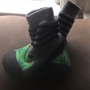 Baby shoe/slippers with treaded rubber bottoms